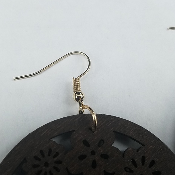 Dark brown laser cut wooden round floral earrings - Picture 4 of 8
